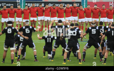 L'équipe du Pays de Galles face au large de la Nouvelle-Zélande 'haka' moins de 20 ans lors de la Coupe du Monde de Rugby match au stade AJ Bell, Salford. Banque D'Images