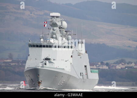 KDM Absalon (L16), un navire de commandement et de soutien de la Marine royale danoise, passe Port Glasgow au départ de 16-1 Joint Warrior Banque D'Images