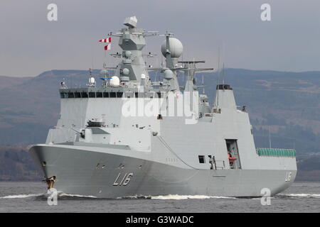 KDM Absalon (L16), un navire de commandement et de soutien de la Marine royale danoise, passe Port Glasgow au départ de 16-1 Joint Warrior Banque D'Images