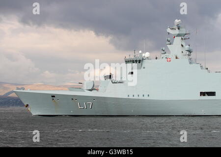 KDM Esbern Snare (L17), une classe d'Absalon/support commande navire de la marine danoise, au début de l'exercice Joint Warrior 161 Banque D'Images