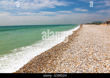 Plage de galets à Bracklesham Bay sur la péninsule de virilité dans le West Sussex, Angleterre Angleterre Europe Banque D'Images