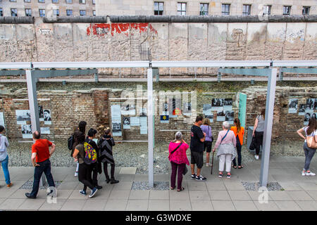 La topographie de la terreur, de la documentation de l'oppression nazie, dans le district, Kreuzberg, Berlin, Allemagne, une partie de l'ancien mur de Berlin, Banque D'Images