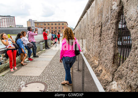 La topographie de la terreur, de la documentation de l'oppression nazie, dans le district, Kreuzberg, Berlin, Allemagne, une partie de l'ancien mur de Berlin, Banque D'Images