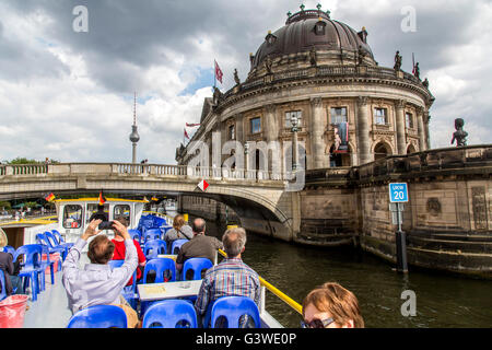 Les bateaux de croisière, voyage touristique, sur la rivière Spree, Berlin, Allemagne, l'île des Musées, Musée Bode, Banque D'Images