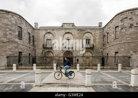 La prison de Kilmainham , Kilmainham, Dublin, Irlande. Un homme sur un vélo de ville adopté Banque D'Images