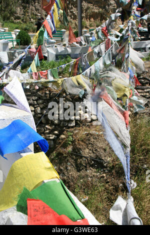 Des guirlandes de drapeaux de prière bouddhiste dans la campagne entre Paro et Thimphu (Bhoutan). Banque D'Images