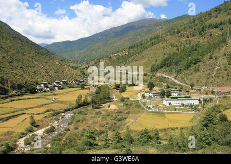 Campagne entre Paro et Thimphu (Bhoutan). Banque D'Images