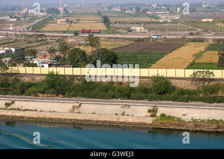 Les champs cultivés le long du Canal de Suez, Egypte Banque D'Images