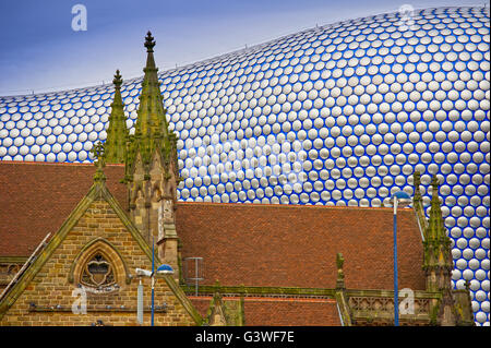 St.Martin's Church dans le premier plan et l'argent futuriste centre commercial Bull Ring à l'arrière-plan. Birmingham Bull Ring Banque D'Images