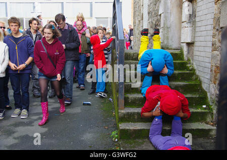 Corps dans les espaces urbains, Bangor, pays de Galles du Nord, Royaume-Uni. Banque D'Images