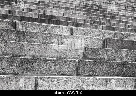 Abstrait architecture fragment. Escalier ancienne faite de blocs de pierre de granit gris, photo gros plan avec selective focus Banque D'Images