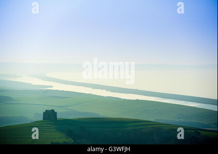 Chapelle St Saint Catherines, Abbotsbury sur la colline dans la brume matinale sur la côte à plage de Chesil brumeux misty blue sky Dorset Banque D'Images