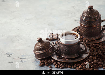 Deux tasses de café sur fond de marbre Banque D'Images