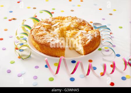 Gâteau de célébration frais isolé sur un fond blanc. Banque D'Images