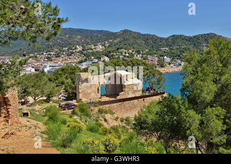 Vue des ruines de l'église en forteresse médiévale de Tossa et les touristes en excursion sur le 24 mai 2016 à Tossa de Mar, Espagne Banque D'Images