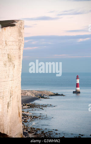 Beachy Head Lighthouse avec le bord de la falaise de craie blanche de cisaillement droit vertical Banque D'Images