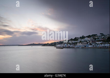 St Mawes Harbour avec nuages coucher de soleil spectaculaire Banque D'Images