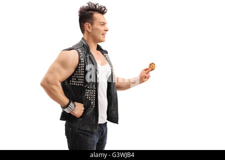 Photo de profil d'un punk rocker holding a chocolate chip cookie isolé sur fond blanc Banque D'Images