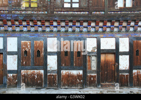 La façade de l'un des bâtiments du palais Wangdicholing à Jakar (Bhoutan). Banque D'Images