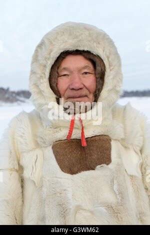 Portrait de personnes âgées dans les Nenets, vêtements malitsa. La péninsule de Yamal Banque D'Images