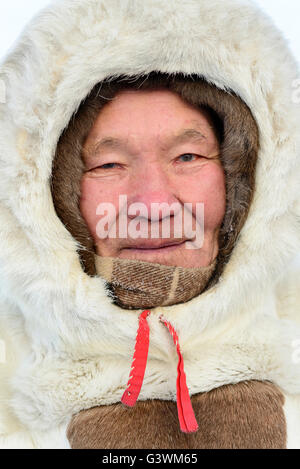 Portrait de personnes âgées dans les Nenets, vêtements malitsa. La péninsule de Yamal Banque D'Images