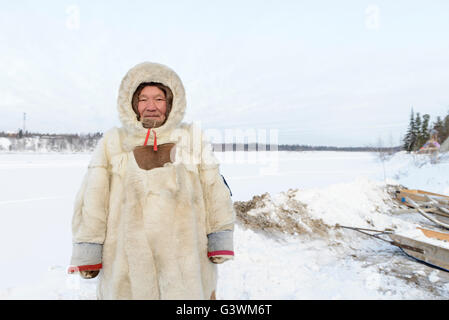 Portrait de personnes âgées dans les Nenets, vêtements malitsa. La péninsule de Yamal Banque D'Images