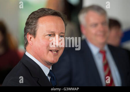 L'ancien Premier Ministre, David Cameron, Premier Ministre du Pays de Galles avec Carwyn Jones à British Gas à Cardiff, Pays de Galles du Sud. Banque D'Images