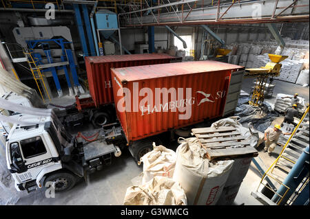 L'Uruguay Montevideo, moulin à riz Saman, traitement de l'exportation de riz sans OGM / Reismuehle Saman, GVO freiem von Reis fuer den Export, dans le récipient verladung der Reederei Hamburg Süd Banque D'Images