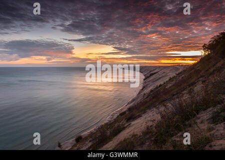 Un spectaculaire lever du soleil sur les dunes de sable Grand près de Grand Marais, au Michigan. Faites glisser le journal surplombent fait partie de Pictured Rocks. Banque D'Images