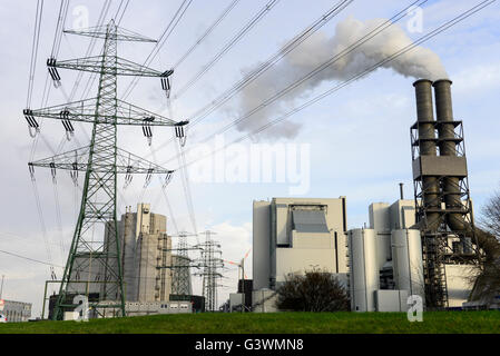 Allemagne Hambourg Moorburg jusqu', Vattenfall coal power station, la combustion de la houille importée, CO2 les émissions de dioxyde de carbone et de cheminée électrique haute tension du réseau de transmission de la tour d'acier Banque D'Images