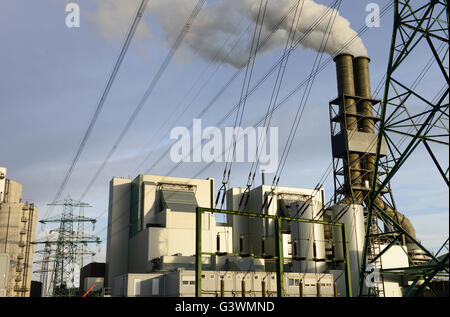 Allemagne Hambourg Moorburg jusqu', Vattenfall coal power station, la combustion de la houille importée, CO2 les émissions de dioxyde de carbone et de cheminée électrique haute tension du réseau de transmission de la tour d'acier Banque D'Images