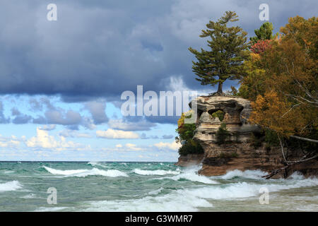 Chapelle Rock est battu par le fracas des vagues du lac Supérieur à Pictured Rocks National Lakeshore, La péninsule du Michigan Banque D'Images