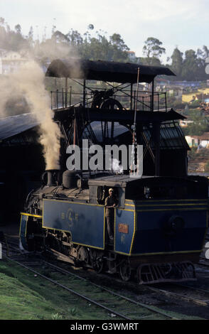 L'INDE, le Tamil Nadu, Nilgiris, chemin de fer de montagne Nilgiri Coonoor, un bateau à vapeur historique opérant sur une voie à crémaillère et pignon d'escalader la haute altitude dans les montagnes de Nilgiri, construit par les Britanniques en 1908, 'X' à vapeur Locomotives classe rack fabriqué par la Locomotive suisse et Machine Works de Winterthur en Suisse, l'atelier de locomotives à Coonoor Banque D'Images