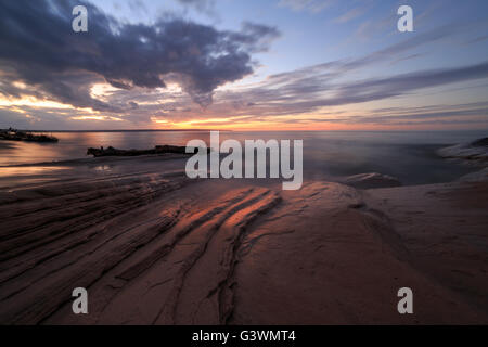 Un coucher du soleil s'allume les rives rocheuses de mineurs Plage dans la Péninsule Supérieure du Michigan. Pictured Rocks, Munising Banque D'Images