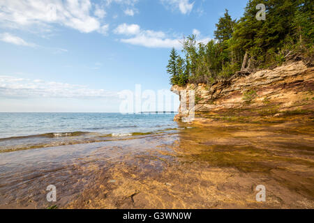 Pictured Rocks National Lakeshore train près de au Michigan. Les eaux claires de rive du lac Supérieur dans le nord de la Péninsule Banque D'Images