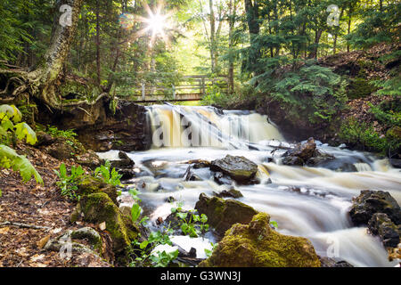 Chapelle supérieure tombe au printemps. Chapelle supérieure Falls est sur le sentier de la chapelle à l'intérieur de Pictured Rocks National Lakeshore Banque D'Images