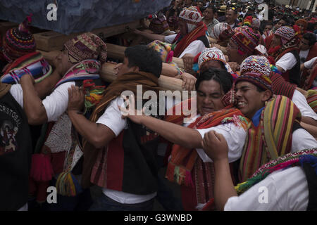 Un groupe d'hommes portent sur leurs épaules la plate-forme avec la sculpture de San Cristobal pendant la procession du Corpus Christi Banque D'Images