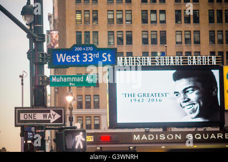 New York commémore la fin de la légende de boxe Muhammad Ali par renommer temporairement la 33e Rue Ouest à côté de Madison Square Garden comme 'Muhammad Ali Way', vu le mardi 7 juin 2016. Ali est battu Joe Frazier dans la célèbre Arena en 1971 dans ce qui était présenté comme la "lutte du siècle'. Ali est décédé le 3 juin à l'âge de 74 ans. (© Richard B. Levine) Banque D'Images