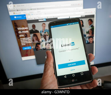 Un professionnel se prépare à se connecter à son compte LinkedIn sur un appareil mobile le lundi, 13 juin, 2016. Microsoft a annoncé qu'elle achète le réseau social LinkedIn dans un accord d'une valeur de 26,2 milliards de dollars. (© Richard B. Levine) Banque D'Images