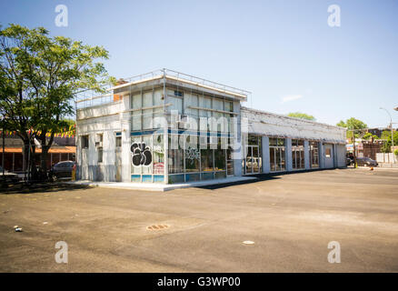 L'entreprise de beaucoup d'un concessionnaire d'automobiles dans le quartier de Woodside Queens à New York le mardi, 14 juin, 2016. (© Richard B. Levine) Banque D'Images