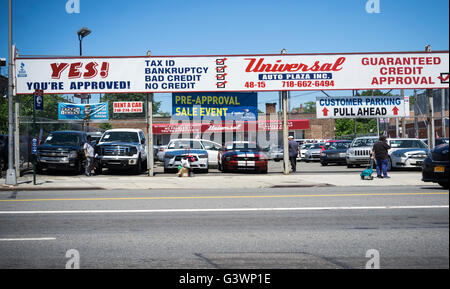 Un négociant en voiture à la Woodside près de Queens à New York le mardi, 14 juin, 2016. ( © Richard B. Levine) Banque D'Images