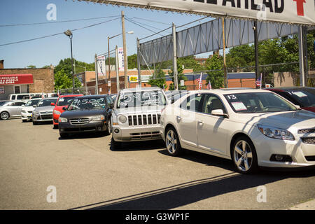 Un négociant en voiture à la Woodside près de Queens à New York le mardi, 14 juin, 2016. ( © Richard B. Levine) Banque D'Images