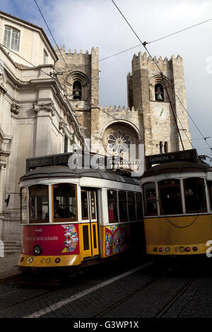 Le tramway numéro 28 alors qu'il passe le long de la Cathédrale de Lisbonne. Banque D'Images