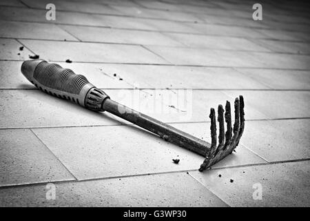 Râteau de jardin en noir et blanc Banque D'Images