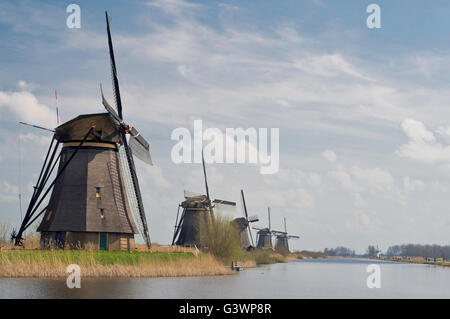 Rangée de moulins à vent de Kinderdijk, aux Pays-Bas. Banque D'Images