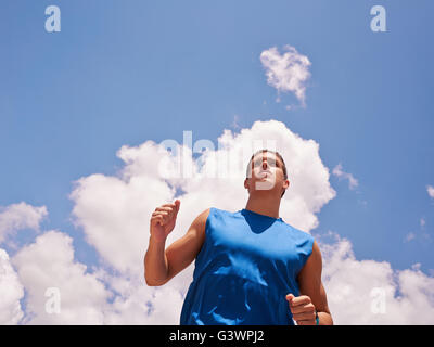 Des jeunes faisant du sport, jogging runner homme contre le ciel bleu. Copier l'espace. Concept de loisirs, santé, loisirs, Banque D'Images