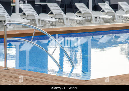 Piscine propre et vide président au repos Banque D'Images