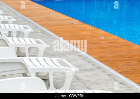 Piscine propre et vide président au repos Banque D'Images