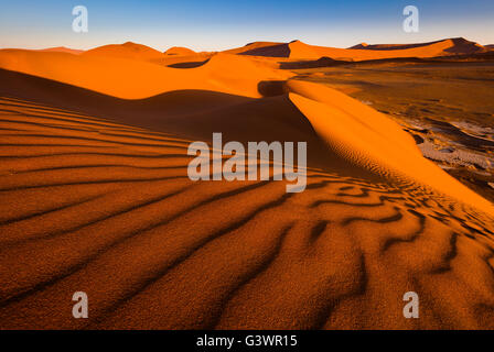 Sossusvlei est un sel et de l'argile pan entouré de hautes dunes rouges, situé au dans le parc national du Namib-Naukluft Namibie Banque D'Images