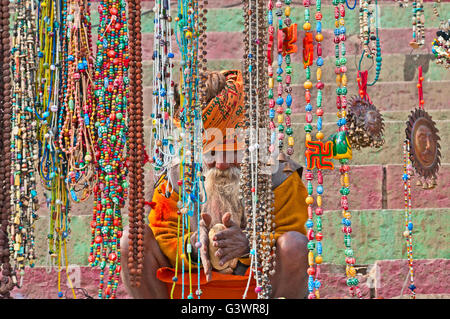 Sadhu indien prépare la pâte à chapati sur un ghat sur les rives de la fleuve saint Ganges à Varanasi Banque D'Images